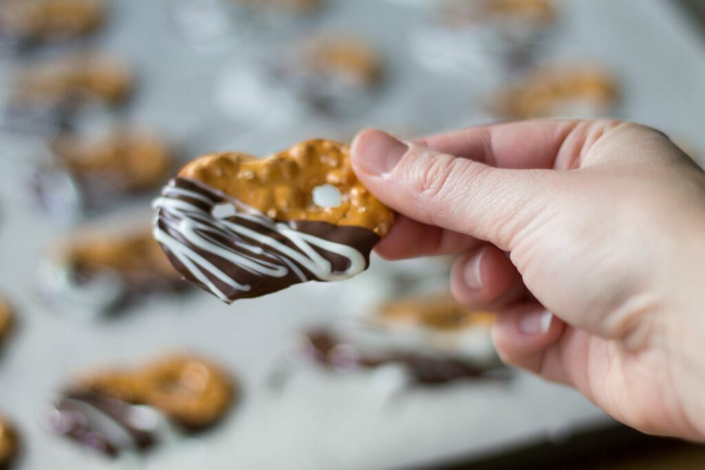 The perfect holiday treat! Make these beautiful chocolate covered pretzels for your next event! They are super simple, easy and tasty! Only 3 ingredients! 