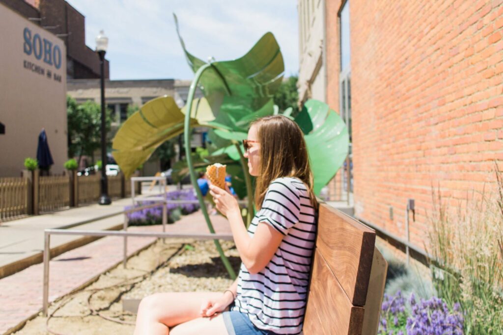 MITCHELL'S ICE CREAM CLEVELAND, OHIO - Love this fun & easy summer travel style