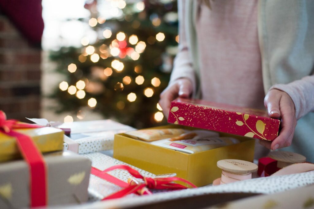 Add pops of FUN to your gift wrap this year! Gift Tags are almost essential when it comes to Christmas Wrapping and if you are feeling up for something a little different, I want to share with you some ways you can spice up your gift wrap! (click through to read more!) @burtsbees #ad