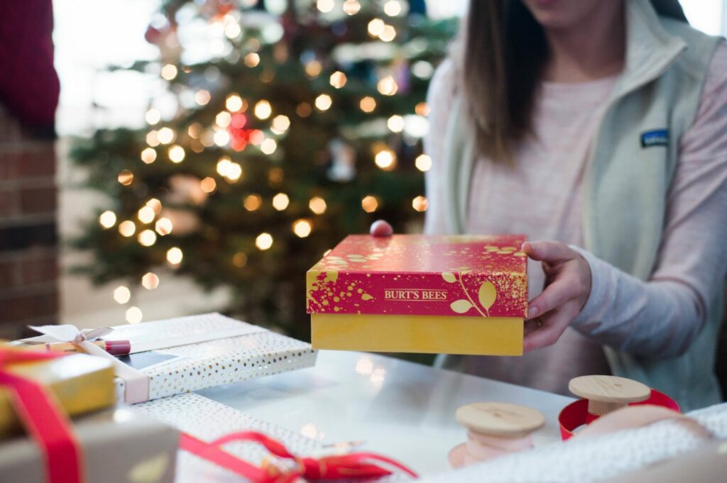 Add pops of FUN to your gift wrap this year! Gift Tags are almost essential when it comes to Christmas Wrapping and if you are feeling up for something a little different, I want to share with you some ways you can spice up your gift wrap! (click through to read more!) @burtsbees #ad