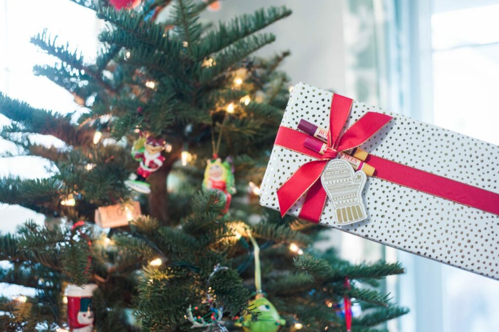 Add pops of FUN to your gift wrap this year! Gift Tags are almost essential when it comes to Christmas Wrapping and if you are feeling up for something a little different, I want to share with you some ways you can spice up your gift wrap! (click through to read more!) @burtsbees #ad