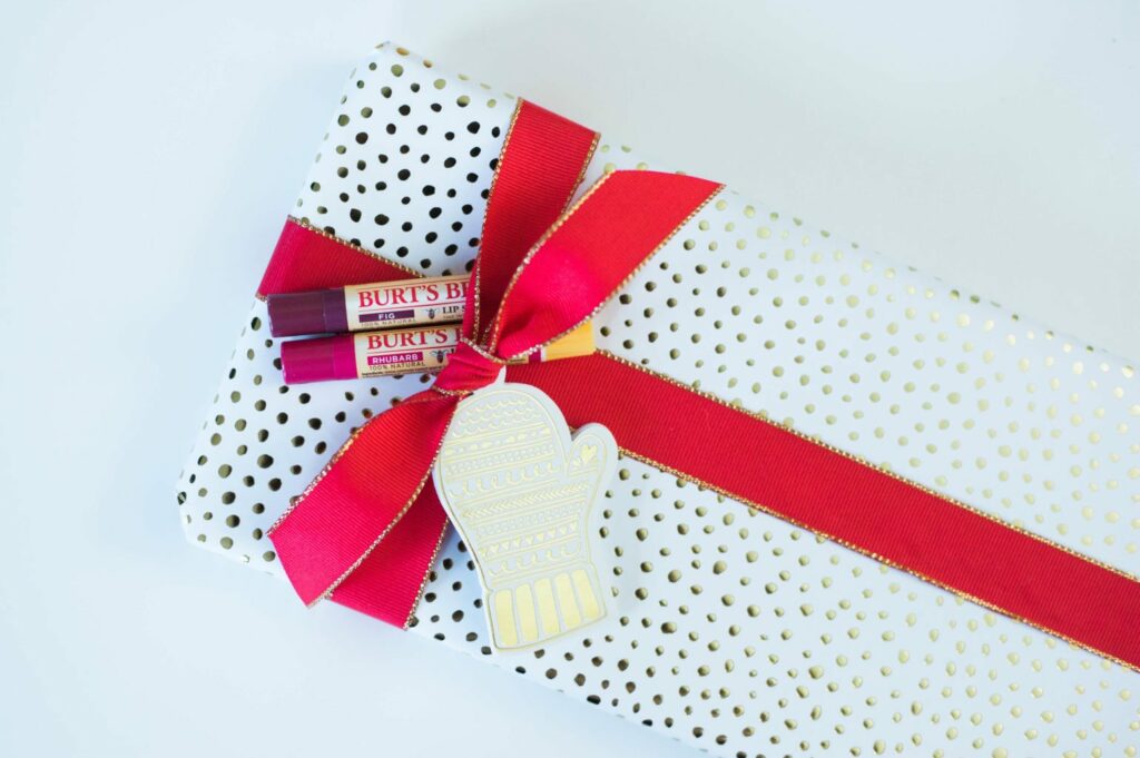 Add pops of FUN to your gift wrap this year! Gift Tags are almost essential when it comes to Christmas Wrapping and if you are feeling up for something a little different, I want to share with you some ways you can spice up your gift wrap! (click through to read more!) @burtsbees #ad