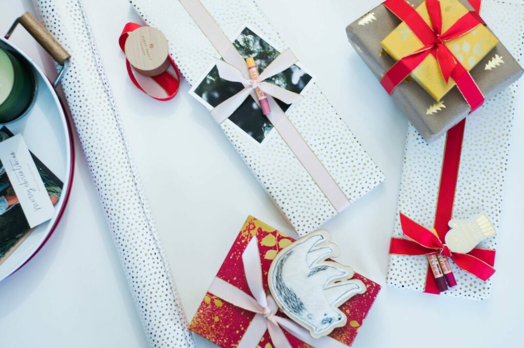 Add pops of FUN to your gift wrap this year! Gift Tags are almost essential when it comes to Christmas Wrapping and if you are feeling up for something a little different, I want to share with you some ways you can spice up your gift wrap! (click through to read more!) @burtsbees #ad