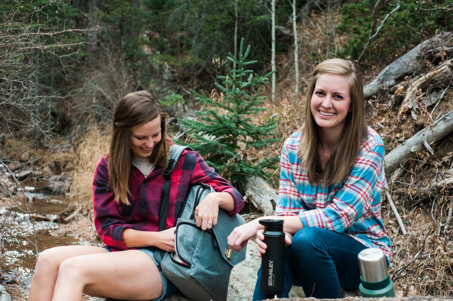 Colorado hiking at St. Mary's Falls in Cheyenne Canyon. Love layering with flannels for hiking & bringing along Stanley Brand! #stanleyness 