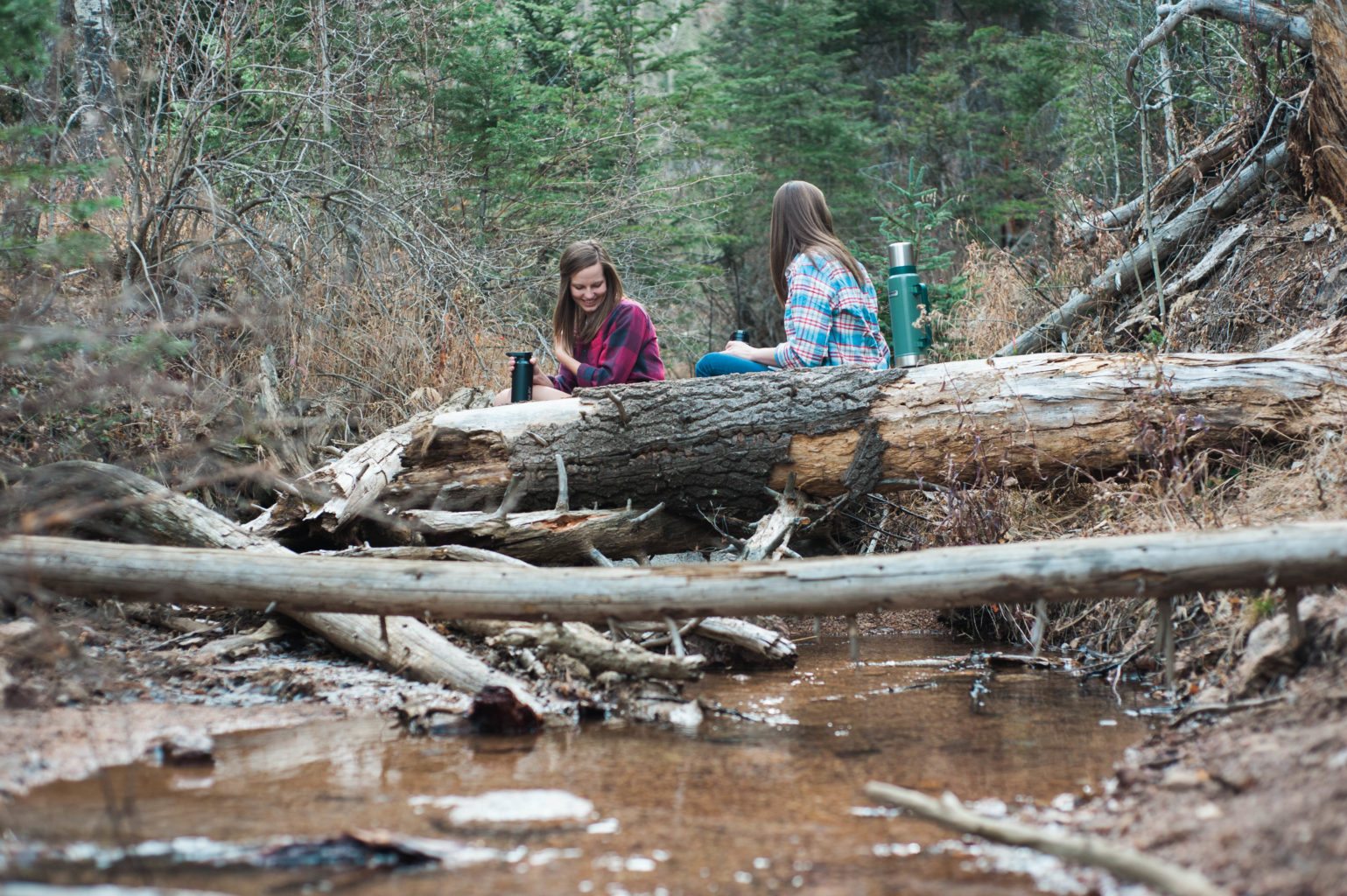 Colorado hiking at St. Mary's Falls in Cheyenne Canyon. Love layering with flannels for hiking & bringing along Stanley Brand! #stanleyness 