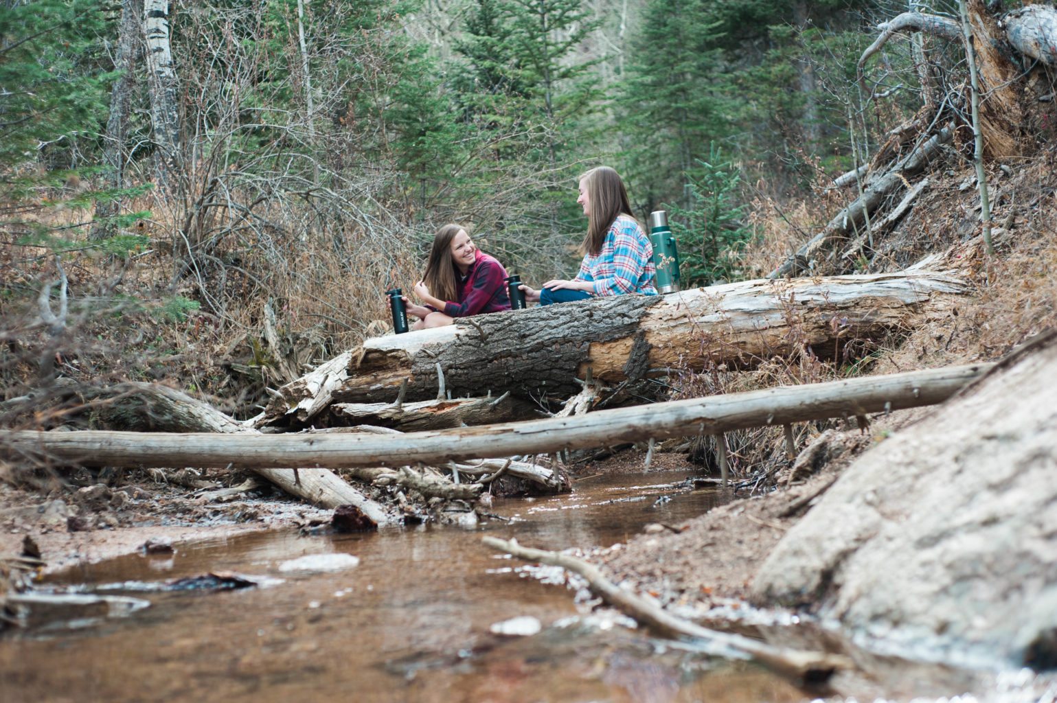 Colorado hiking at St. Mary's Falls in Cheyenne Canyon. Love layering with flannels for hiking & bringing along Stanley Brand! #stanleyness 