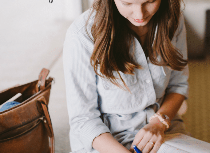 Elizabeth Mayberry Lifestyle Blogger and Photographer at Oak + Oats shares her blog gear tips